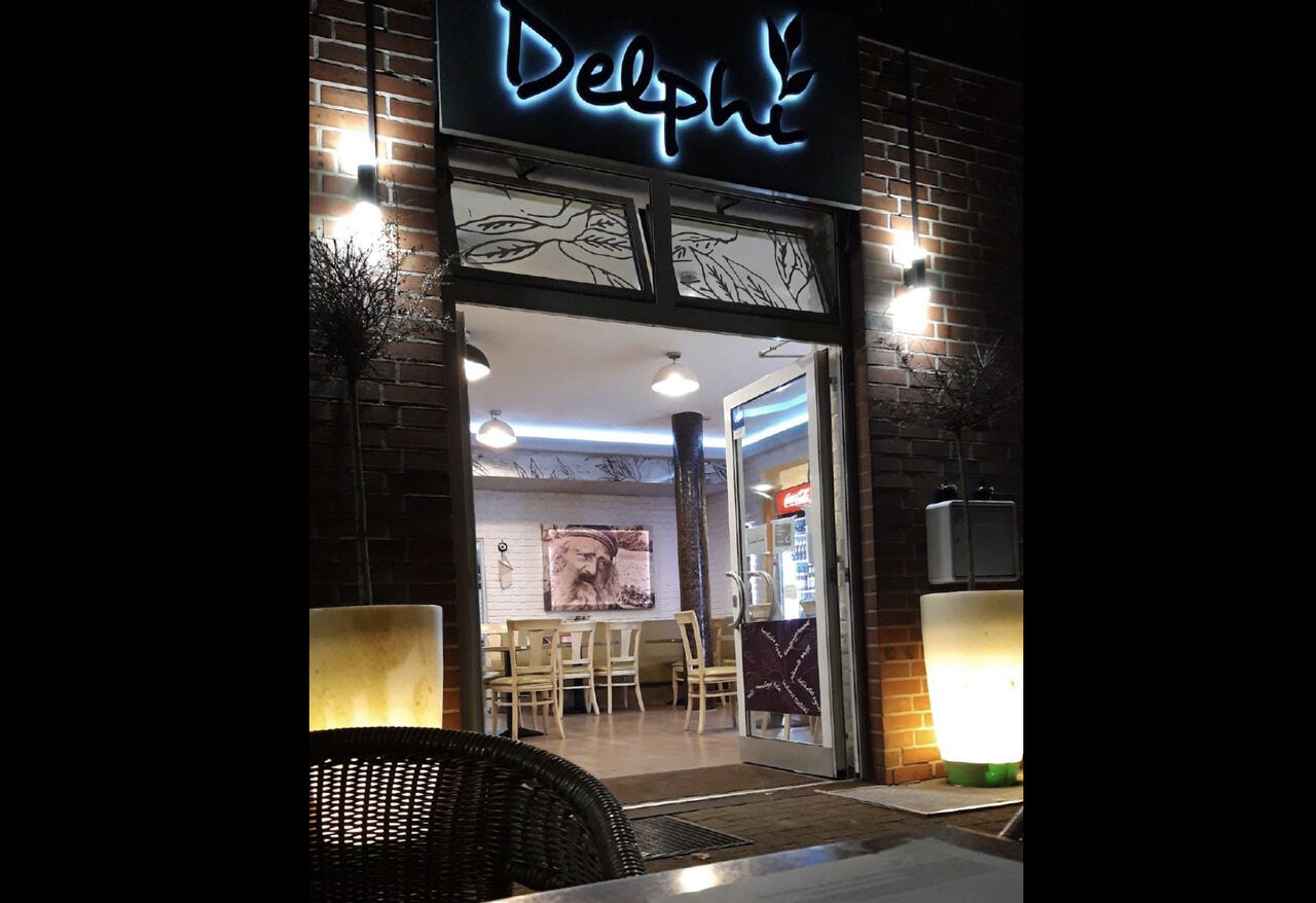 Beleuchteter Eingang vom Delphi am Abend